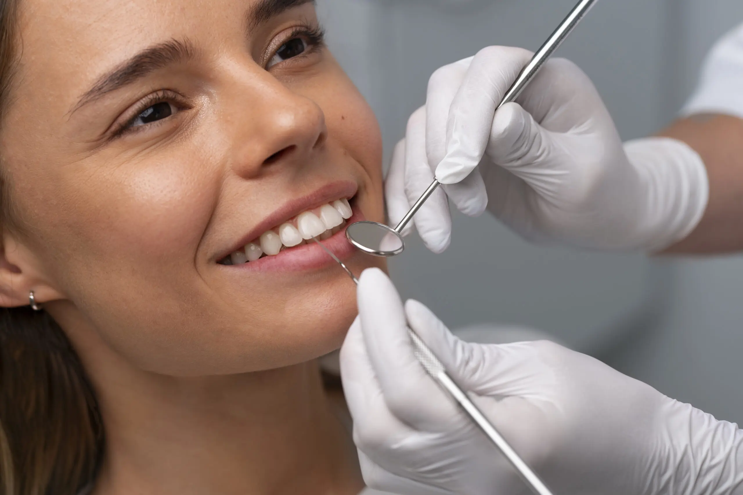 close-up-dentist-instruments - ווייטי הלבנת שיניים