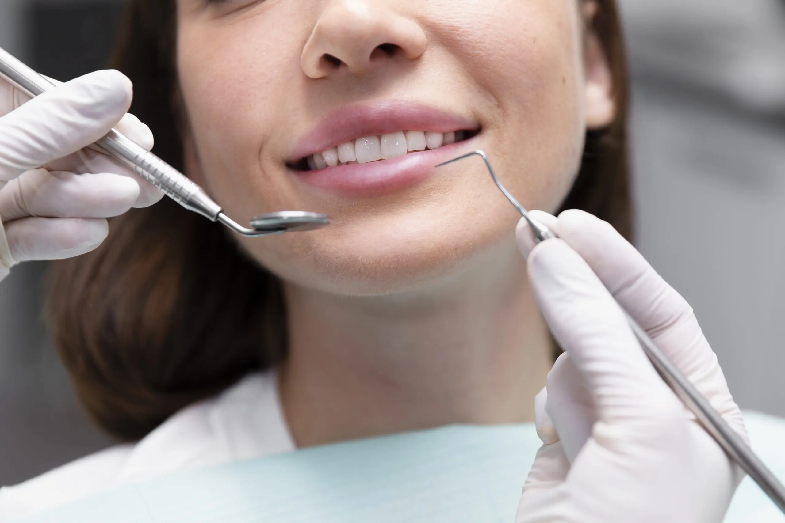 close-up-smiley-patient-appointment - ווייטי הלבנת שיניים